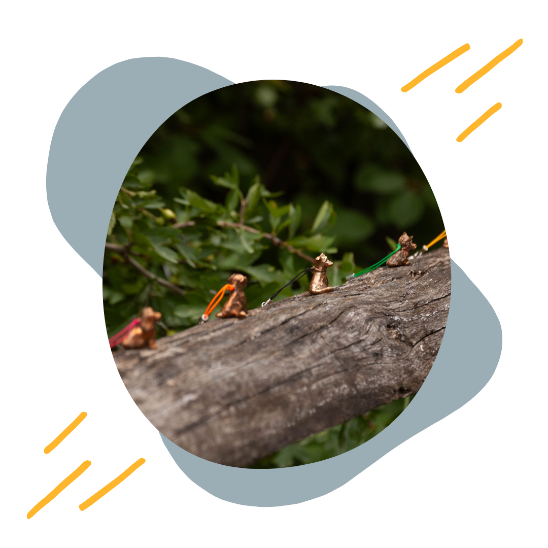 Figurák egy fatörzsön